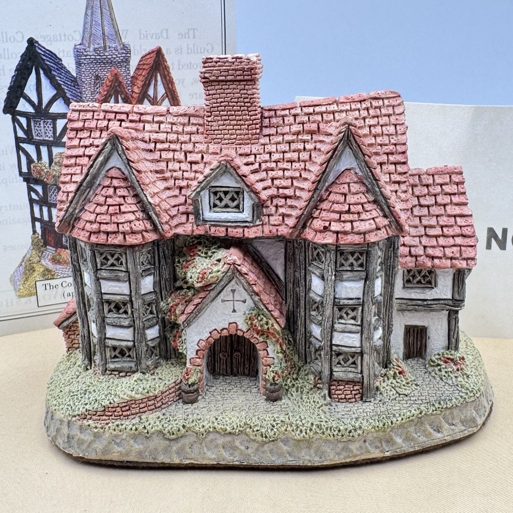 David Winter Cottages Shirehall 1985 Vtg Figurine Medieval English Collectable